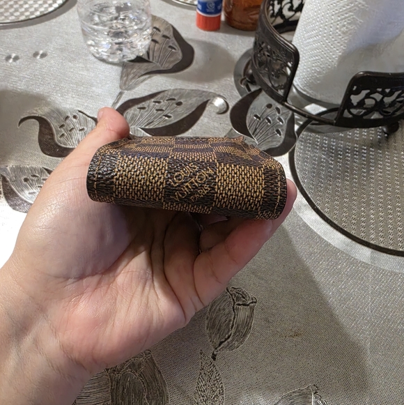 Louis Vuitton Holder - Picture 5 of 9